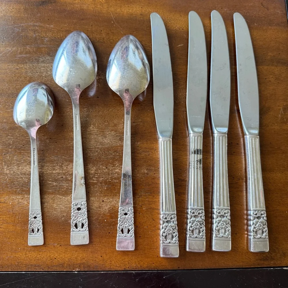 Oneida Community Silver Plate 4 Dinner knives, 2 Spoons 1 Relish Spoon